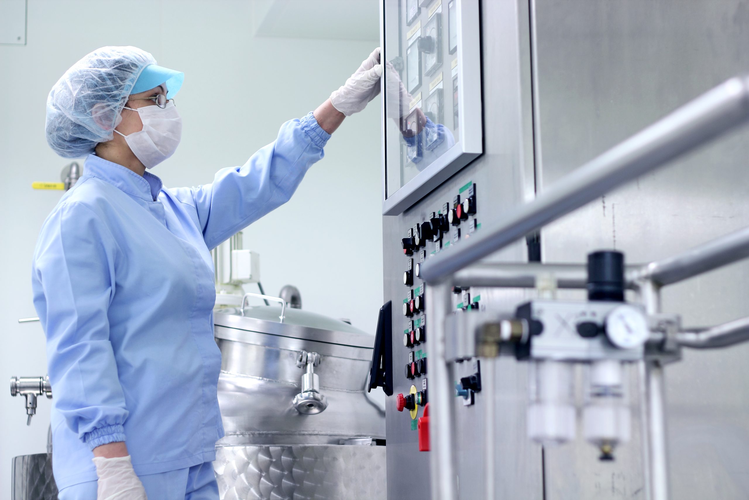 Equipos imprescindibles en las salas blancas de la industria alimentaria y farmacéutica: envolventes de acero inoxidable.